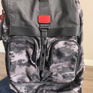 6 pocket Tumi backpack with NO damage